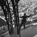 Bettmann - Un peintre a la Tour Eiffel